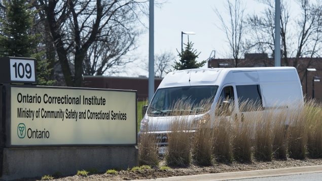 سيّارة تنتظر نقل مصاب بمرض كوفيد-19 في أحد سجون أونتاريو في 20-04-2020//Nathan Denette/CP