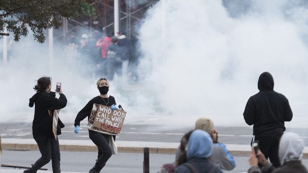 الشرطة تستخدة الغازات المسيلة للدموع لتفريق المتظاهرين في مونتريال - The Canadian Press / Graham Hughes