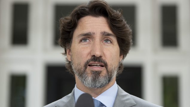 رئيس الحكومة جوستان ترودو قال إنّ مرض كوفيد-19 ما زال يهدّد صحّة الكنديّين وسلامتهم/Adrian Wyld/CP