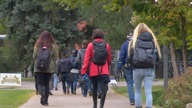 حكومة ألبرتا أرجأت تطبيق خطّتها الجديدة لتمويل الجامعات والمعاهد بسبب جائحة كوفيد-19/Radio-Canada