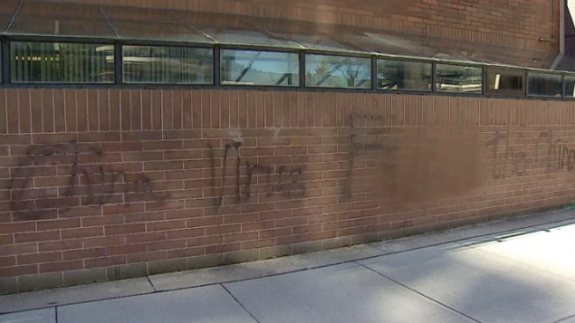 تعرّضت بعض الجاليات العرقيّة للوصم، وفي الصورة عبارات نابية على جدار قنصليّة الصين العامّة في كالغاري/Mike Symington / CBC)/هيئة الإذاعة الكنديّة