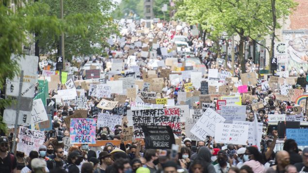 جانب من المظاهرة المناهضة للعنصرية في مونتريال - 7 يونيو حزيران 2020 - The Canadian Press / Graham Hughes