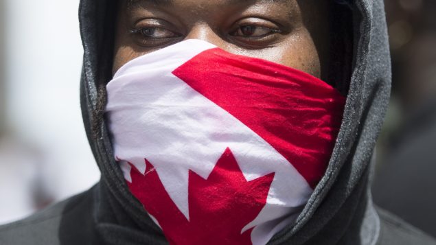 ردّد الشاركون في مظاهرة مونتريال شعارات "لا سلام بدون عدالة!". ورفعوا لافتات تضمّنت‎ ‎شعار (‏Black Lives Matter‏)‏‎ ‎‏"حياة ‏السود مهمّة" و "" إذا لم تكن ضدّ العنصرية ، فأنت شريك لها" - ‏The Canadian Press ‎‏ / ‏Graham Hughes