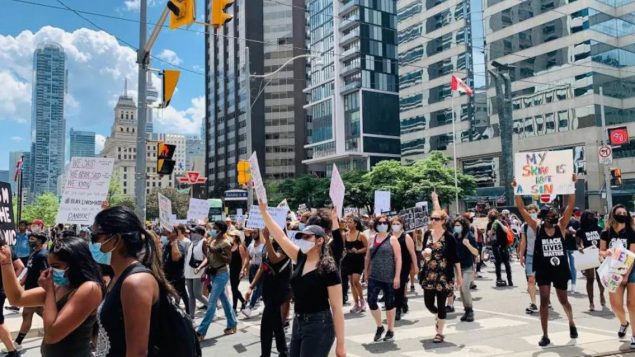 جانب من المظاهرة المناهضة للعنصرية في تورونتو - 6 يونيو حزيران 2020 - Radio Canada / Camille Freireisen