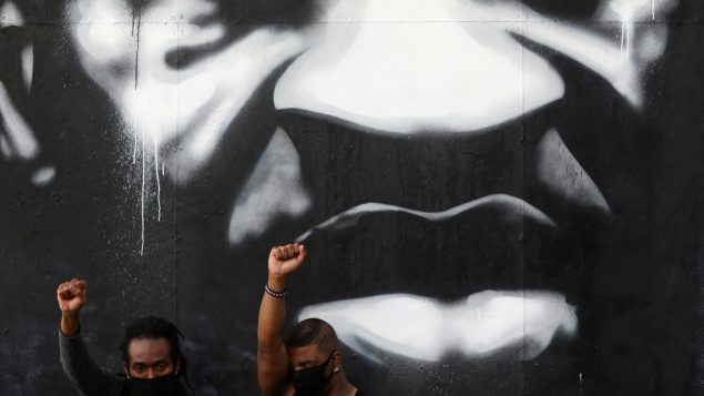 لوحة جدارية تخليدّا لروح جورج فلويد في المكان الذي سقط فيه على يد شرطة مينيابوليس - 02.06.2020 - Reuters / Leah Millis