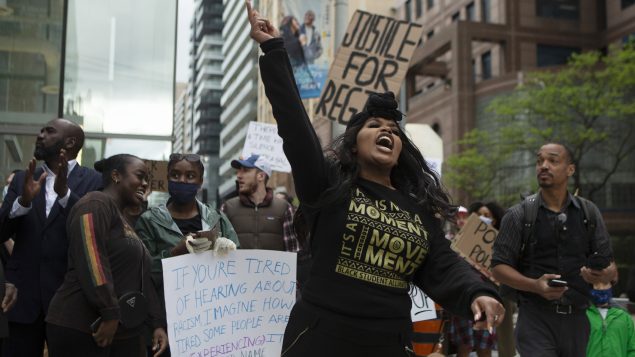 في مدينة تورونتو، تظاهر آلاف الأشخاص وذلك بعد أيام قليلة من وفاة امرأة سوداء، ريجيس كورشينسكي‎-‎باكيت، يوم الثلاثاء ‏- Chris Young / The Canadian Press