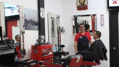 يقع صالون منير قروج الذي هاجر إلى كندا منذ 20 سنة في قلب الحي المغاربي في مونتريال حيث معظم زبائنه من أبناء الجالية ‏المغاربية (الصورة من الأرشيف قبل جائحة فيروس كورونا) - Photo : Mounir Guerroudj