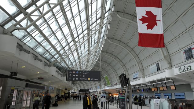 سيتعيّن على الكنديين التزام الحجر الصحي الإلزامي لمدة 14 يومًا بعد عودتهم من السفر - ‏Mike Cassese‏ / ‏‎ ‎Reuters