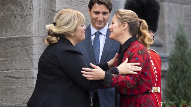 أسونتا دي لورينزو ، سكرتيرة حاكمة كندا العامة (إلى اليسار) تستقبل رئيس الحكومة وزوجته في سبتمبر أيلول 2019 - The Canadian Press / Justin Tang