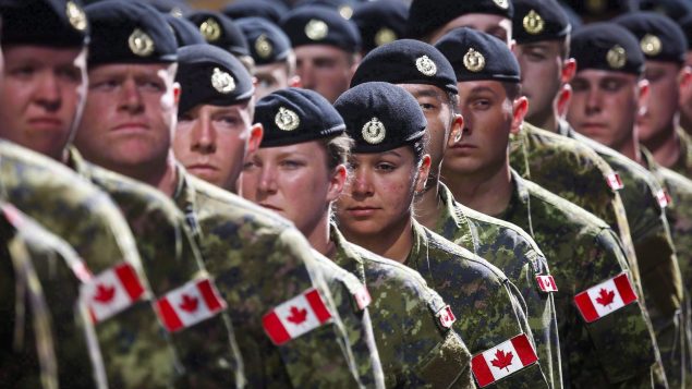 يحاول الجيش الكندي تجنيد المزيد من النساء وأعضاء الأقليات الظاهرة والسكّان الأصليين من أجل تقديم صورة أكثر قُربًا من المجتمع الكندي - Jeff Mcintosh / The Canadian Press