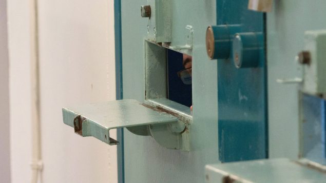 سجين في سجن كولينز باي في كينغستون في مقاطعة أونتاريو في 10-05-2020/Lars Hagberg/CP