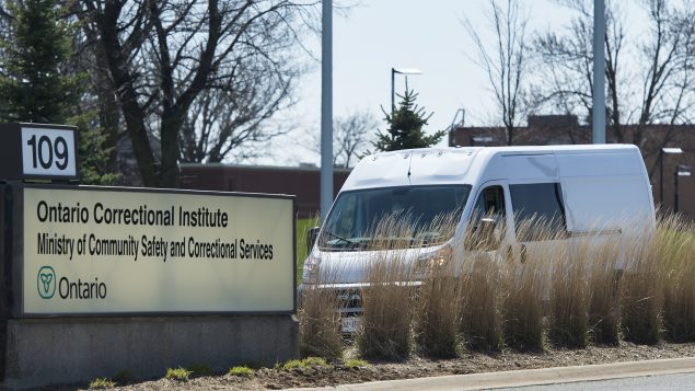 سيّارة تغادر سجن المعهد الإصلاحي في أونتاريو حيث انتشرت عدوى فيروس كورونا في 20-04-2020//Nathan Denette/CP