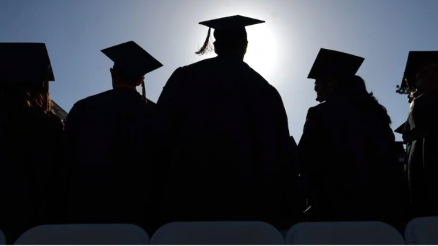 دورة تعليميّة عن بعد لإعداد الطلّاب من أبناء السكّان الأصليّين للمرحلة الجامعيّة/Mark Felix/AP