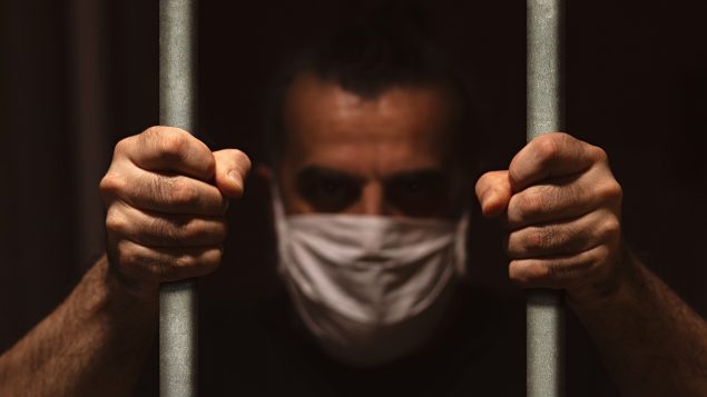 يتواجد المشتبه به في السجن منذ يوم الجمعة الماضي. وقد مثل أمس الاثنين، هاتفيًّا، للمرة الأولى أمام قاضي محكمة المقاطعة - iStock / Marina Zg