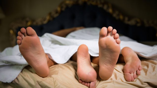 يجب ارتداء قناع لأن التنفس الشديد أثناء ممارسة الجنس يمكن أن يخلق قطرات يمكن أن تنقل كوفيد 19 - iStock / Grinvalds