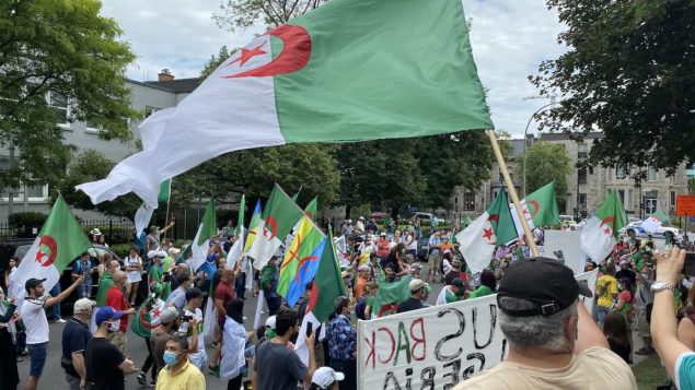 رفع المشاركون شعارات الحراك ، الحركة الاحتجاجية السلمية التي أدت في أبريل نيسان 2019 إلى استقالة الرئيس عبد العزيز ‏بوتفليقة ‏ - Radio Canada / Fannie Bussieres Mcnicoll