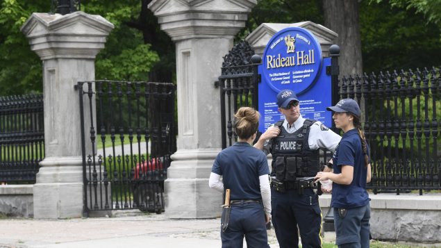 لم يتم تحديد ظروف الحادثة بعد ولكنّ يمكن ملاحظة أن الحاجز عند مدخل الزوار إلى ريدو هول قد تعرض لاصطدام - The Canadian Press / Adrian Wyld