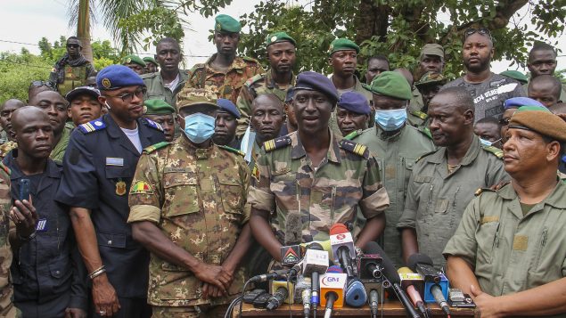 الكولونيل إسماعيل واغو (وسط الصورة)، المتحدث باسم المتمردين 19.08.2020 - AP Photo / Arouna Sissoko