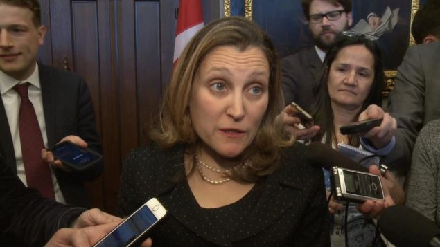 نائبة رئيس الحكومة كريستيا فريلاند قالت إنّ كندا ستردّ بالمثل على القرار الأميركي /Radio-Canada