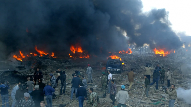 اغتيل رئيس الحكومة اللبانيّة رفيق الحريري وقَتل 21 شخصا ب في فجير سيّاته في بيروت في 14 02- 2005/Mohamed Azakir/Reuters)