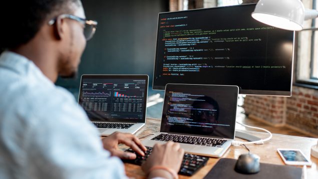 يمكن للمشاركين في هذه الدورة على تطبيق زوم للمحادثات المرئية أن يتواصلوا مباشرة مع ثلاثة من المسؤولين في هيئة الإذاعة الكندية - iStock / RossHelen