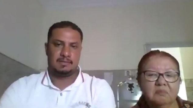 إلياس غنتيتي وزوجته جين سام-كرومارتي ‏(مدينة الوطية، المغرب - 23 أغسطس آب 2020) - Photo : Screenshot / RCI