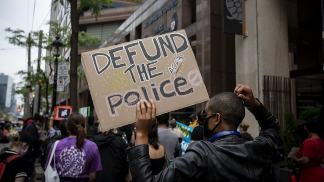 جرت مظاهرات عديدة في كندا والولايات المتّحدة تدعو لوقف تمويل الشرطة/Evan Tsuyochi Mitsui/CBC