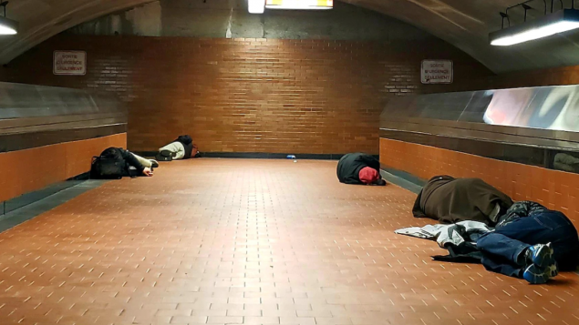 مشرّدون افترشوا الأرض في محطّة قطار الأنفاق في مونتريال/Philippe-Olivier Constant /Instagram