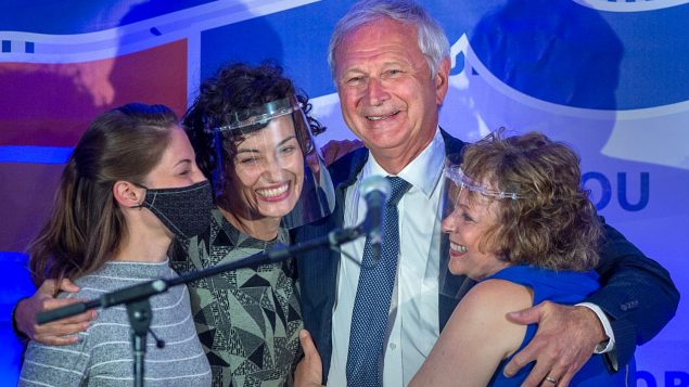 بلين هيغز، زعيم الحزب التقدمي المحافظ في نيوبرونزويك، بعد فوزه في الاتخابات مع أفراد عائلته - The Canadian Press / Andrew Vaughan