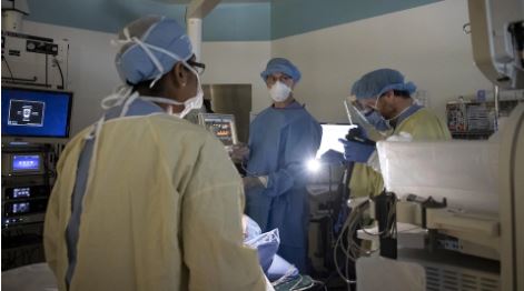 أمرت حكومة أونتاريو مستشفيات المقاطعة في منتصف مارس آذار بإلغاء العمليات الجراحية والأنشطة الأخرى التي تعتبر غير عاجلة - Evan Mitsui / CBC