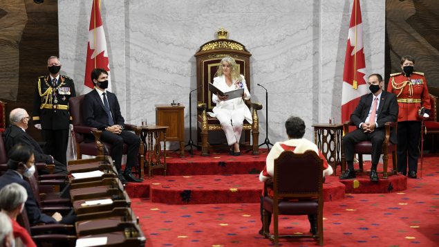 جاكمة كندا العامّة جولي باييت تلقي خطاب العرش وإلى يمينها رئيس الحكومة جوستان ترودو في 23-09-2020/Adrian Wyld/CP