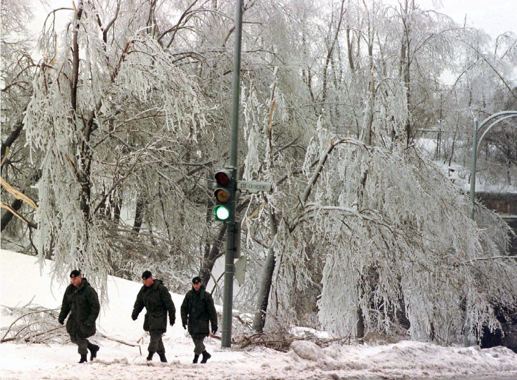 (MTL 104)MONTREAL,JAN 9--Members of the Canadian Armed Forces walk to their headquarters in Westmount Friday. The military are to assist at shelters. This is the fifth day of freezing rain in Montreal.(CP PHOTO)1998 (str-Robert Galbraith)rjg (C) : Musée canadien de la guerre