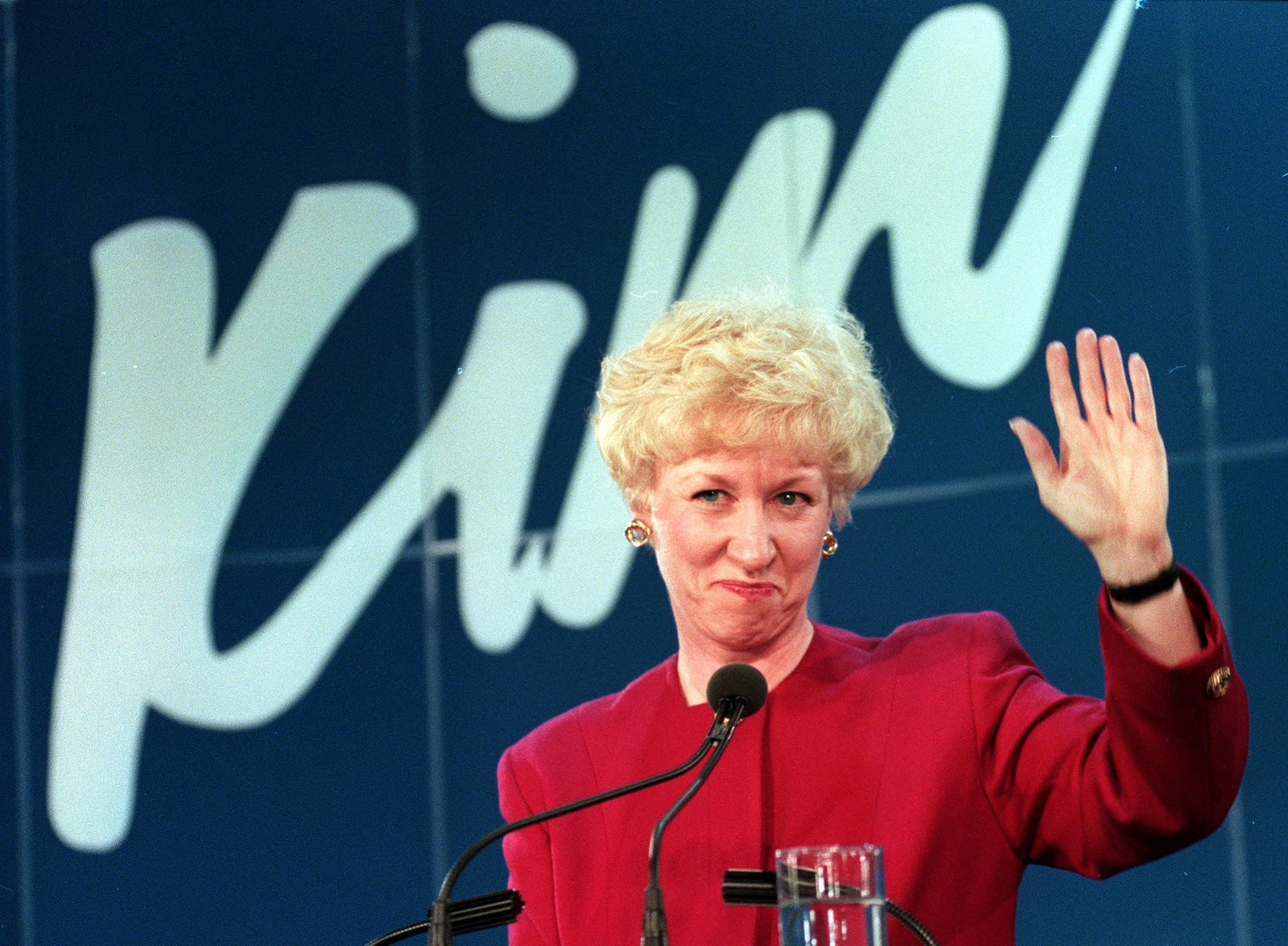 Prime Minister Kim Campbell waves to the applause of a small group of supporters after her party was defeated Monday, Oct. 25, 1993. Campbell was defeated in her own riding of Vancouver Centre. (CP PHOTO/Chuck Stoody) (C) : Musée canadien de la guerre