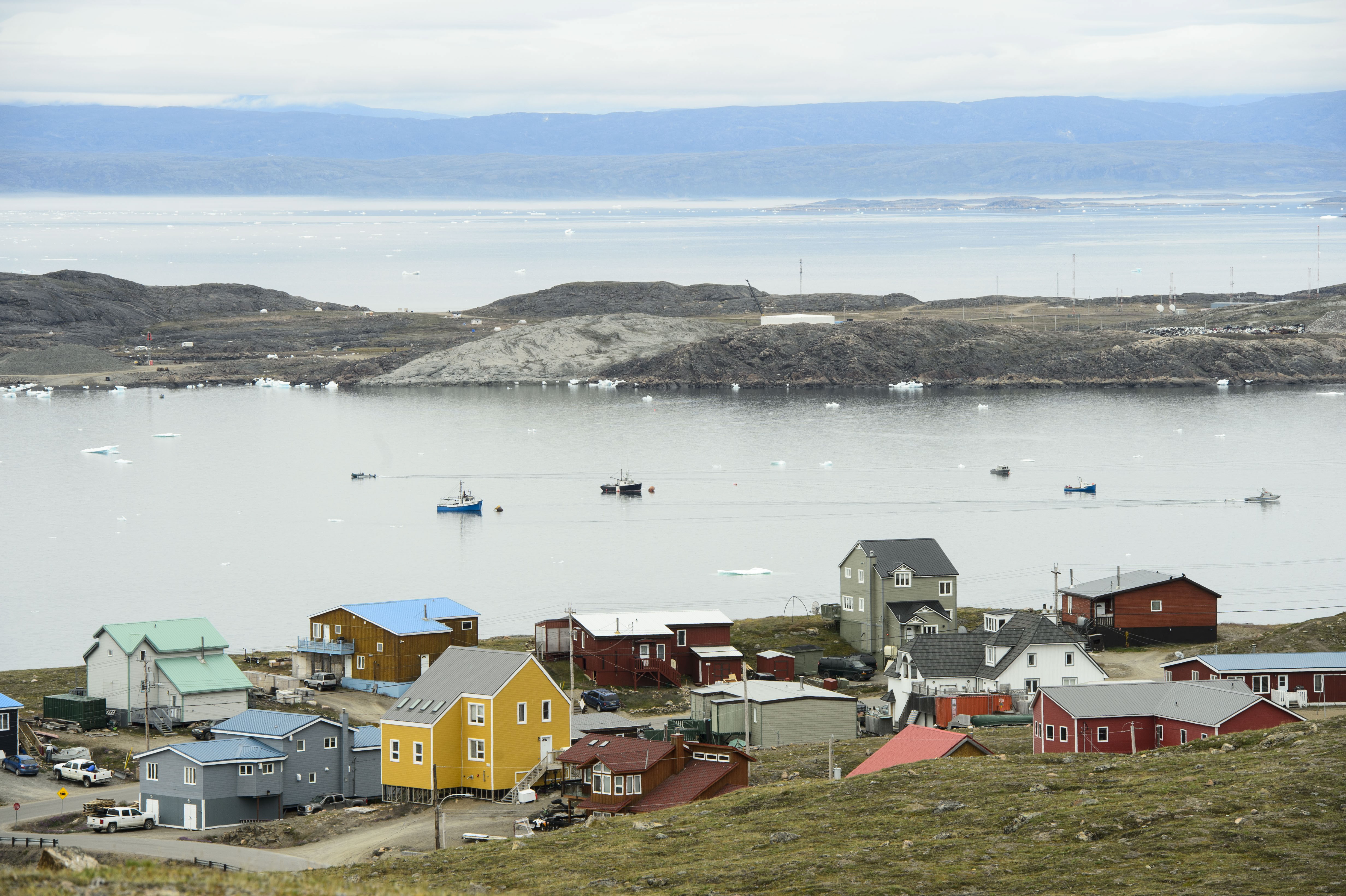 Small boast make their way through the Frobisher Bay inlet in Iqaluit on Friday, Aug. 2, 2019. THE CANADIAN PRESS/Sean Kilpatrick (C) : Musée canadien de la guerre