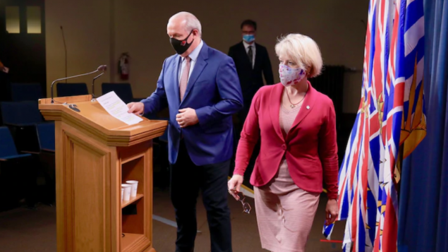 رئيس حكومة بريتيش كولومبيا جون هورغان ورئيسة الخدمات الطبيّة في المقاطعة د. بوني هنري/Mike McArthur/ CBC