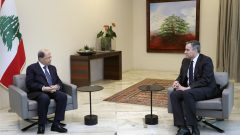 مصطفى أديب (إلى اليمين)، رئيس الوزراء اللبناني المكلّف المستقيل مع الرئيس اللبناني ميشال عون في قصر بعبدا يوم السبت 26 سبتمبر أيلول 2020 - Dalati Nohra via AP
