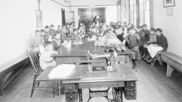 بين القرن التاسع عشر حتى أواخر التسعينيات، تم انتزاع 150.000 طفل من أبناء الأمم الأوائل والإنويت والخلاسيين من أسرهم ‏ووضعهم في أكثر من 130 مدرسة داخلية -‏‎ Photo : Library and Archives Canada