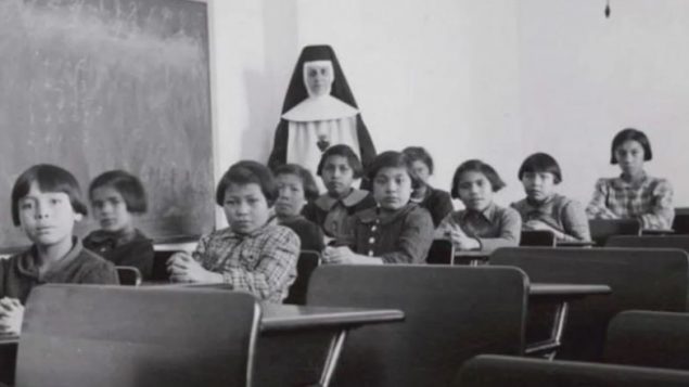 المدرسة الداخلية للسكان الأصليين في "كروس ليك" سنة 1940 – Photo : Library and Archives Canada