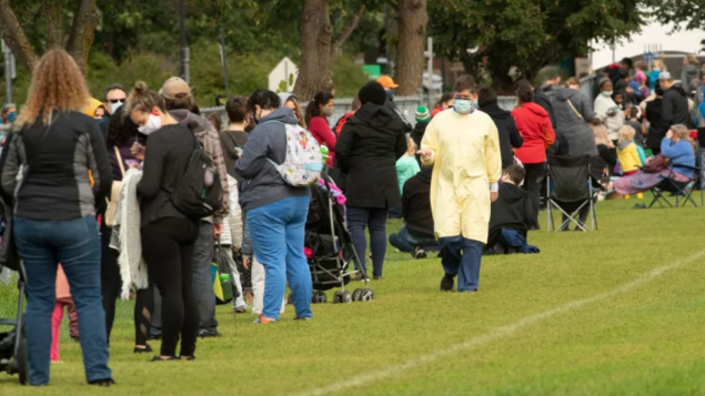 صفوف انتظار في أحد ملاعب كرة القدم في أوتاوا جرى تخصيصه لاختبار الكشف عن كوفيد-19/(Adrian Wyld/CP