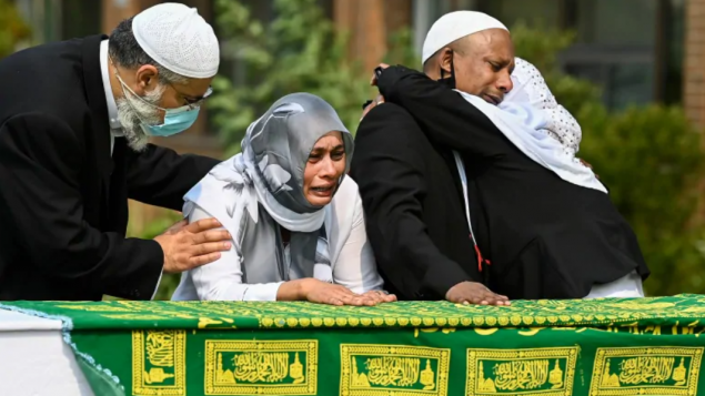 بيبي زافيس تبكي فوق نعش والدها محمّد أسليم زافيس وإلى جانبها عدد من أفراد العائلة في 16-09-2020/Nathan Denette/CP