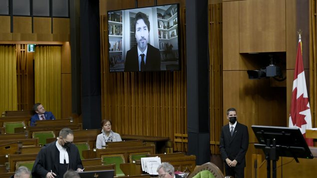 كان التصويت حضوريًّا بالنسبة للبعض وافتراضيًّا بالنسبة للآخرين بسبب جائحة كوفيد 19 - Justin Tang / The Canadian Press