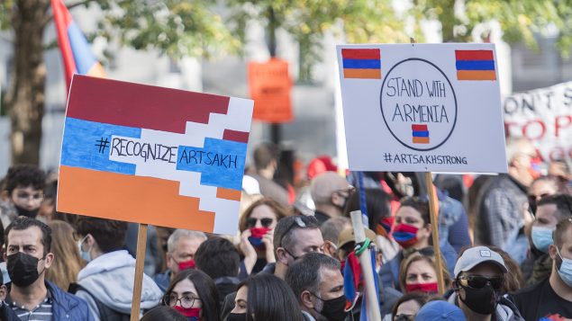 أفراد من الجالية الأرمنية في مونتريال خلال مظاهرة يوم الأحد 4 أكتوبر تشرين الأول 2020 في الوقت الذي يشتدّ فيه القتال بين ‏أرمينيا وأذربيجان - ‏The Canadian Press ‎‏/ ‏Graham Hughes