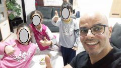 محمّد بوراس مع أطفاله الثلاثة في الجزائر - Photo : Facebook