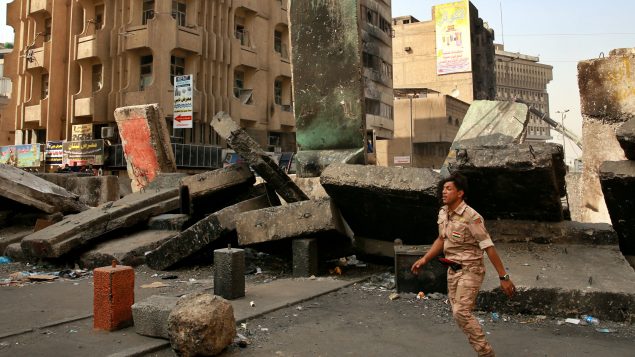 قوّات الأمن العراقيّة تزيل بلوكات الإسمنت وتفتح الطرقات في بغداد بعد مظاهرات الاحتجاج في 28-10-2020/Khalid Mohammed/AP