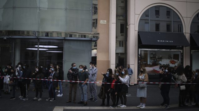 أشخاص تجمّعوا في موقع الهجوم على كنيسة نوتر دام في مدينة نيس في جنوب فرنسا في 29-10-2020/(AP Photo/Daniel Cole