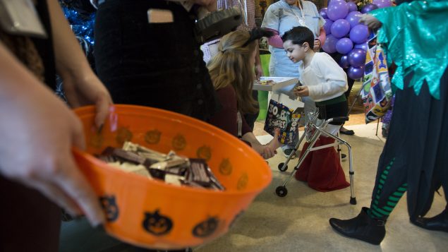 أطفال يجمعون السكاكر في عيد الهالوين في فانكوفر عام 2019/Jonathan Hayward/CP