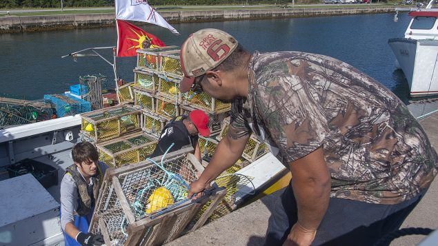 يؤكّد السكّان الأصليّون على حقّهم التقليدي بالصيد بموجب معاهدات موقّعة مع الحكومة الكنديّة/Andrew Vaughan/CP