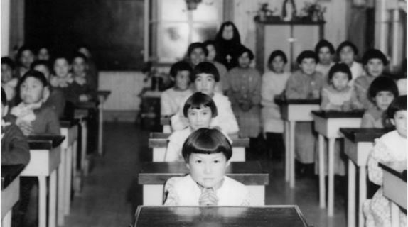 أطفال من السكان الأصليين في أحد أقسام المدارس الداخلية نهاية الثلاثينيات - Archives Deschâtelets