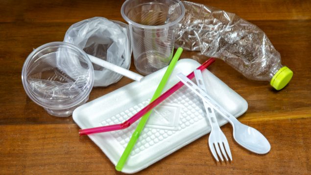يرمي الكنديون 3 ملايين طن من البلاستيك كل عام. " ما يعادل 570 كيس قمامة مملوءة بالبلاستيك كل دقيقة - iStock / Sakdawut14
