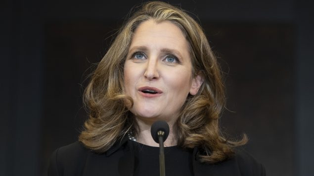 وزيرة المال كريستيا فريلاند سوف تكشف عام 2021 عن اسم الشخصيّة الكنديّة التي ستوضع صورتها على الورقة النقديّة من فئة الخمسة دولارات/The Canadian Press / Adrian Wyld/CP